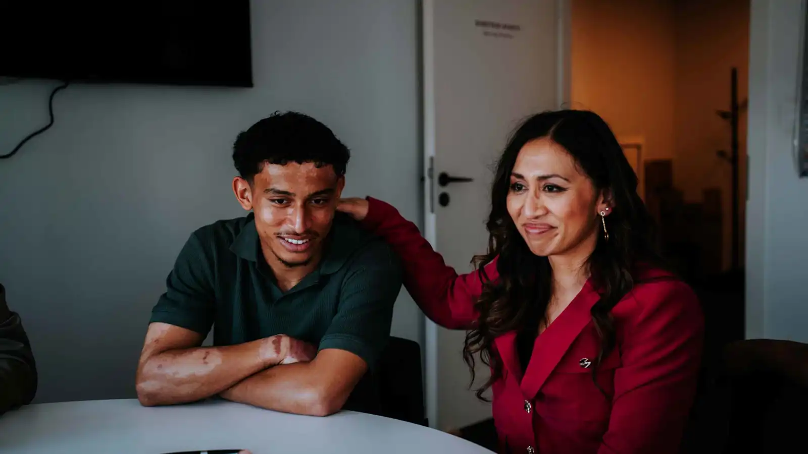 نجا من الموت في حريق هائل.. نجم ميتز الفرنسي يوقّع عقد احتراف تاريخيا (صور)