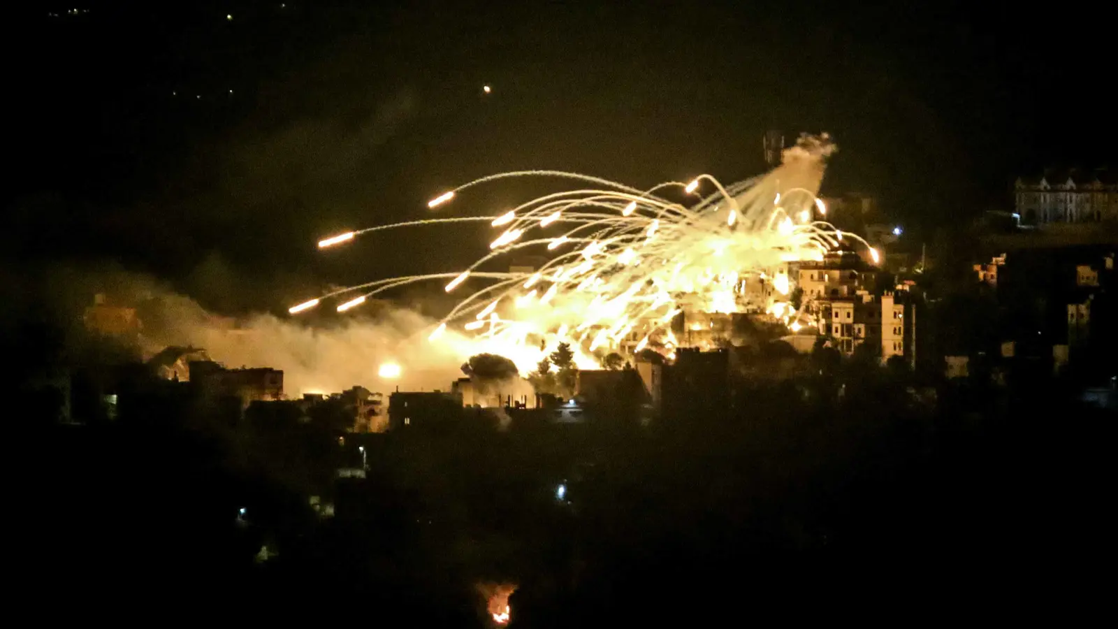 بعد فشل مساعي التهدئة.. إسرائيل تصعّد في لبنان وتقتل العشرات (فيديو)