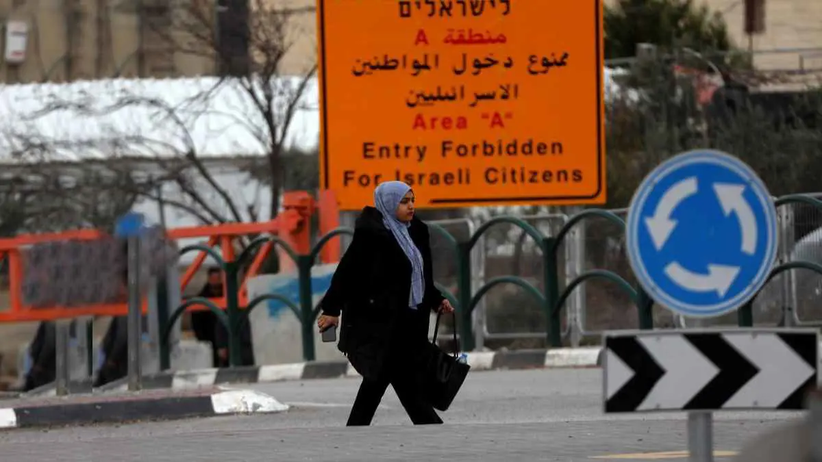 الجيش الإسرائيلي يحتجز عدداً من الفلسطينيات خلال اقتحام الخليل