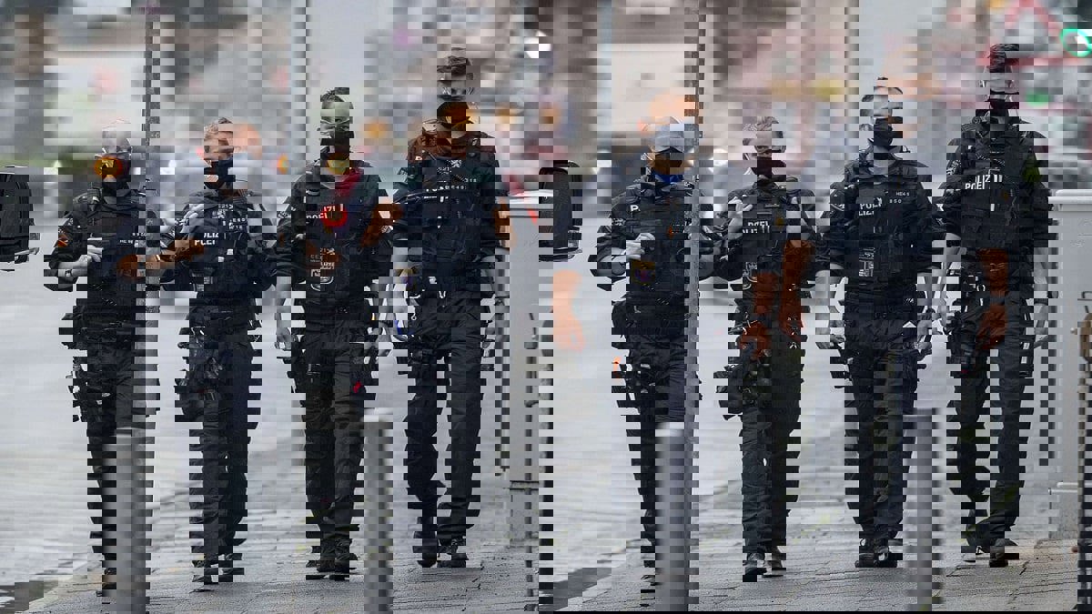 الشرطة الألمانية تستجوب سوريا مثل مشهدا يصور جلد ماكرون