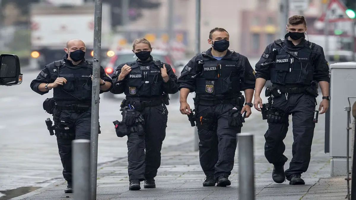 الشرطة الألمانية تستجوب سوريا مثل مشهدا يصور جلد ماكرون