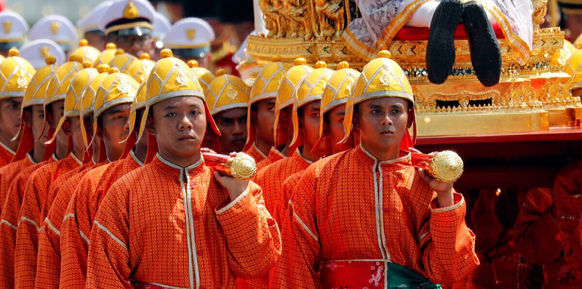 بعد ليلة من الدموع.. رماد جثمان ملك تايلاند الراحل يعود للقصر