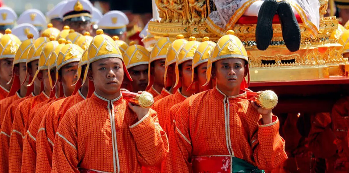 بعد ليلة من الدموع.. رماد جثمان ملك تايلاند الراحل يعود للقصر