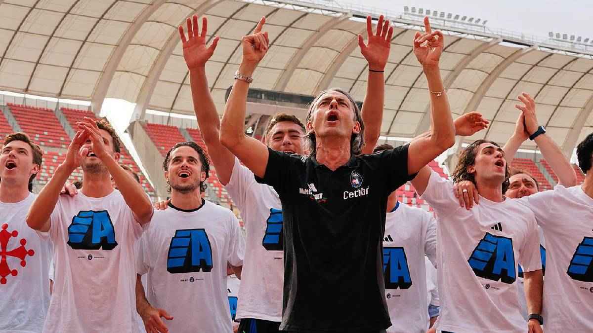 أسطورة ميلان يرفع علم فلسطين احتفالا بصعود بيزا إلى الدوري الإيطالي (فيديو)