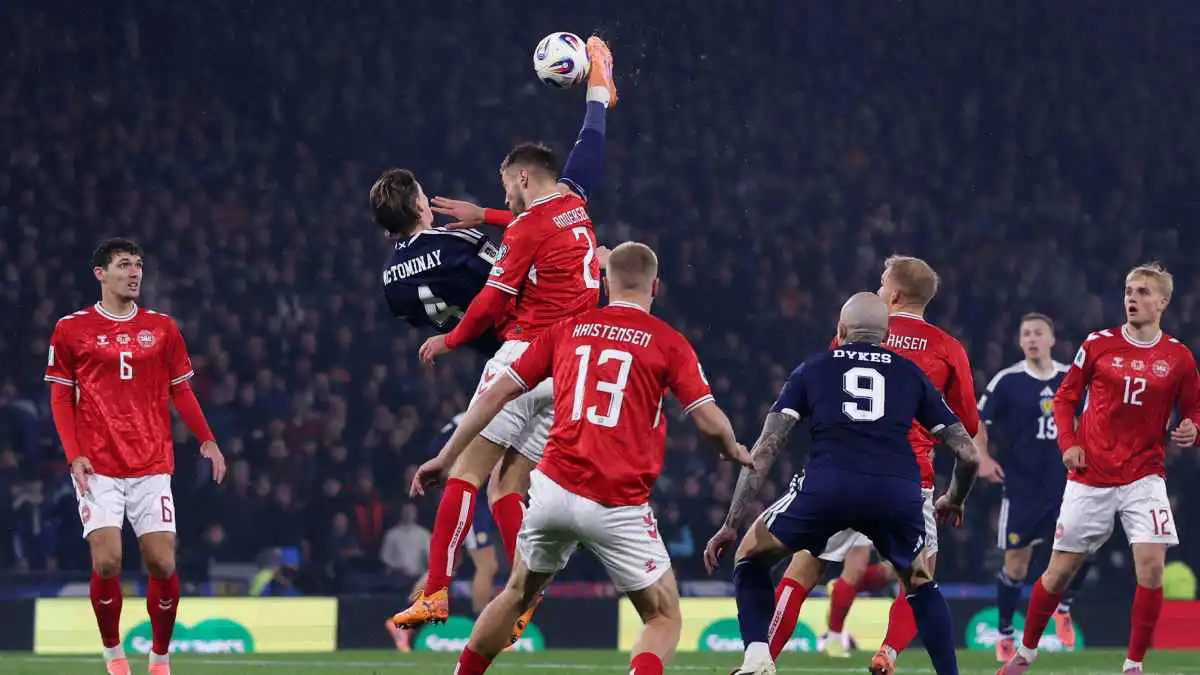 ماكتومناي يسجل هدفاً مذهلاً في مباراة إسكتلندا والدنمارك (فيديو)