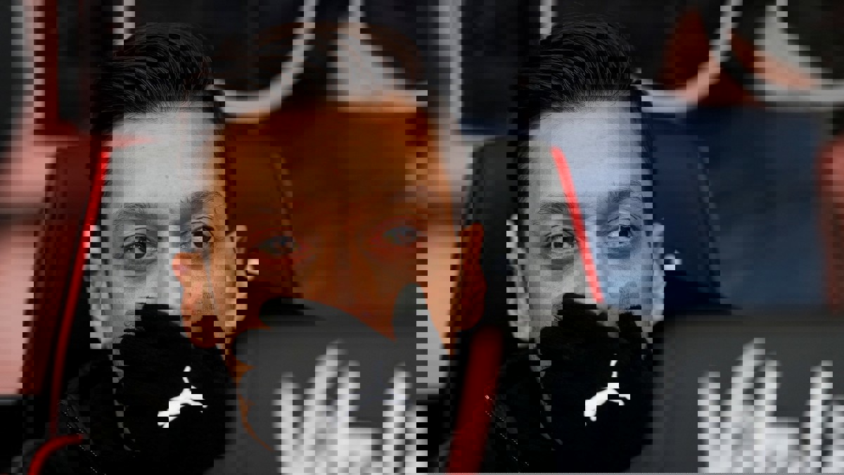 مانشستر يونايتد وبرشلونة يراقبان موقف "الغاضب" مسعود أوزيل