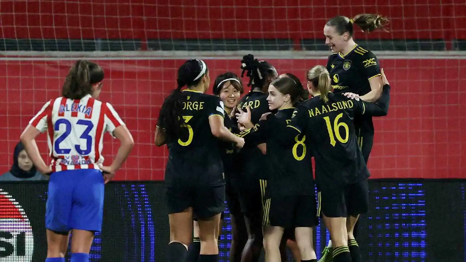 قص الشعر.. احتفال مثير من لاعبات مانشستر يونايتد  (فيديو)