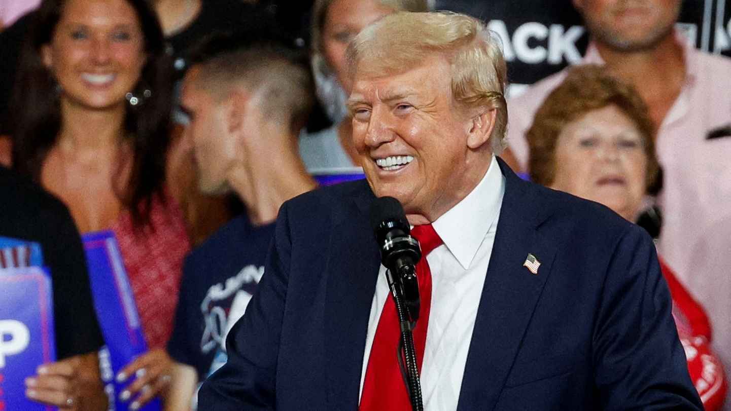 ترامب يعلن عقد تجمع انتخابي في المدينة التي تعرض فيها لإطلاق نار