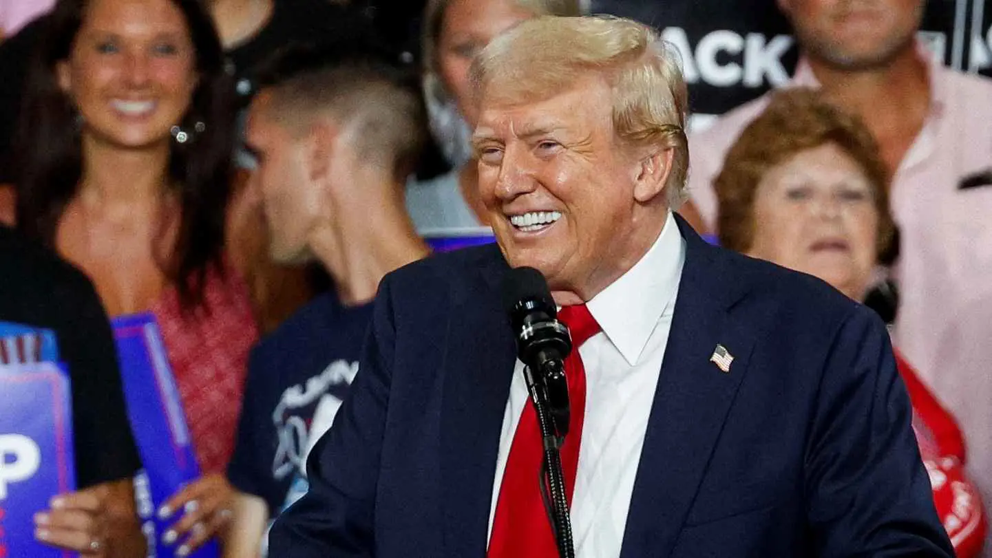 ترامب يعلن عقد تجمع انتخابي في المدينة التي تعرض فيها لإطلاق نار