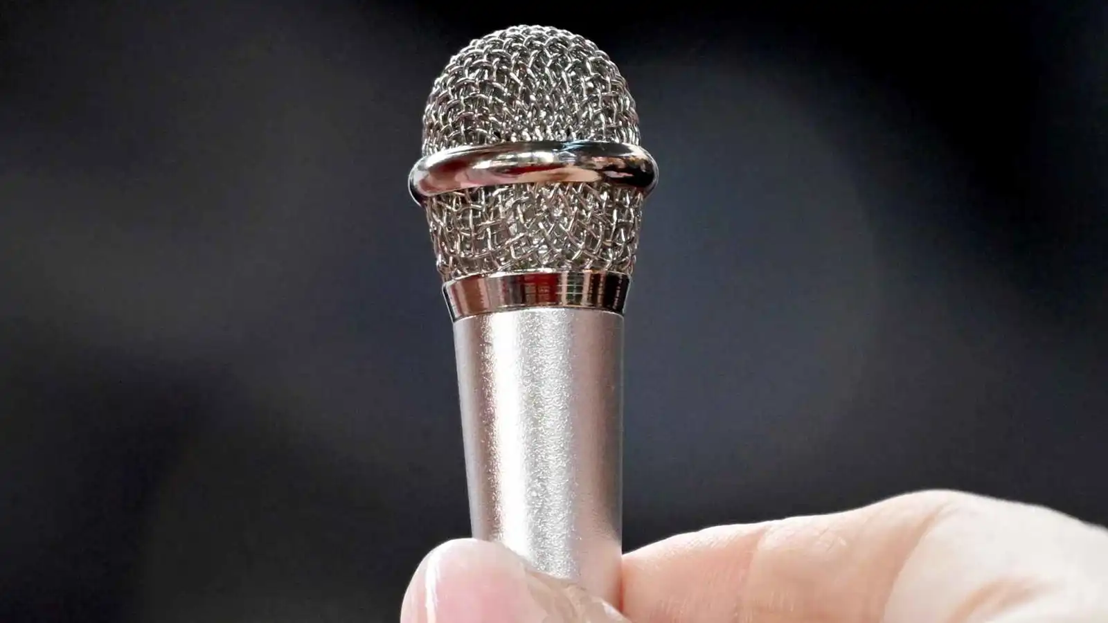 تعبيرية-مايكروفون