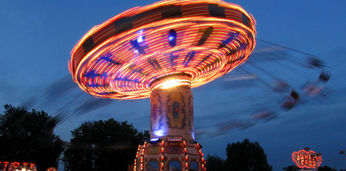 بالفيديو.. لحظة مروعة لسقوط أرجوحة هوائية بركابها في مدينة ملاهٍ بالصين