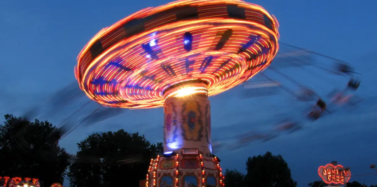 بالفيديو.. لحظة مروعة لسقوط أرجوحة هوائية بركابها في مدينة ملاهٍ بالصين