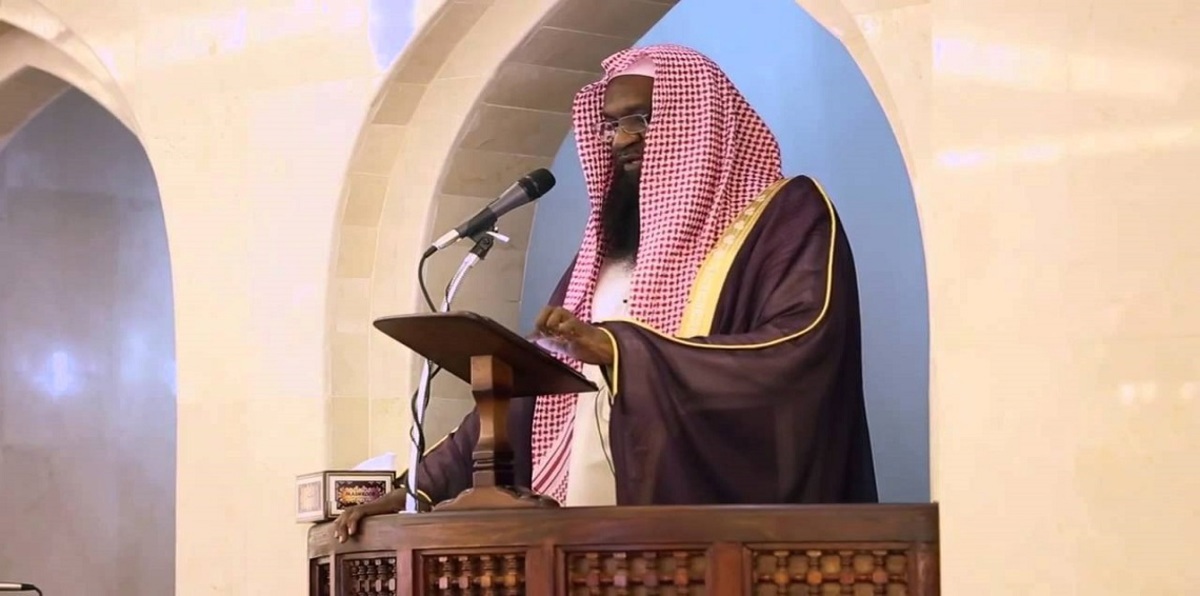 بسبب الجوال.. الشيخ السعودي عادل الكلباني يوقف خطبة الجمعة ويوجه كلمة لأحد المصلين (فيديو)