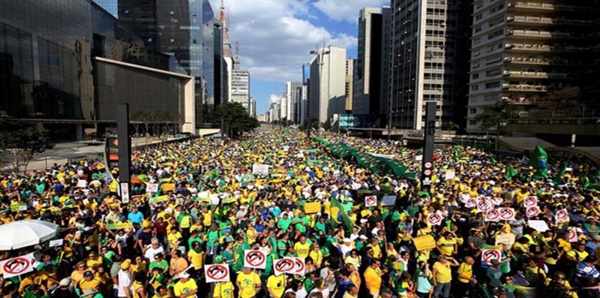 احتجاجات في البرازيل للمطالبة بعزل روسيف