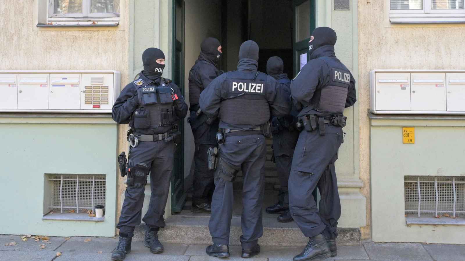 "إحباط هجوم كبير".. ألمانيا تتأهب للحد من "عواصف الشرق"