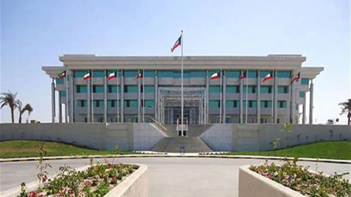 ازدحام المراجعين أمام وزارة الداخلية الكويتية يثير استياء النشطاء (فيديو)