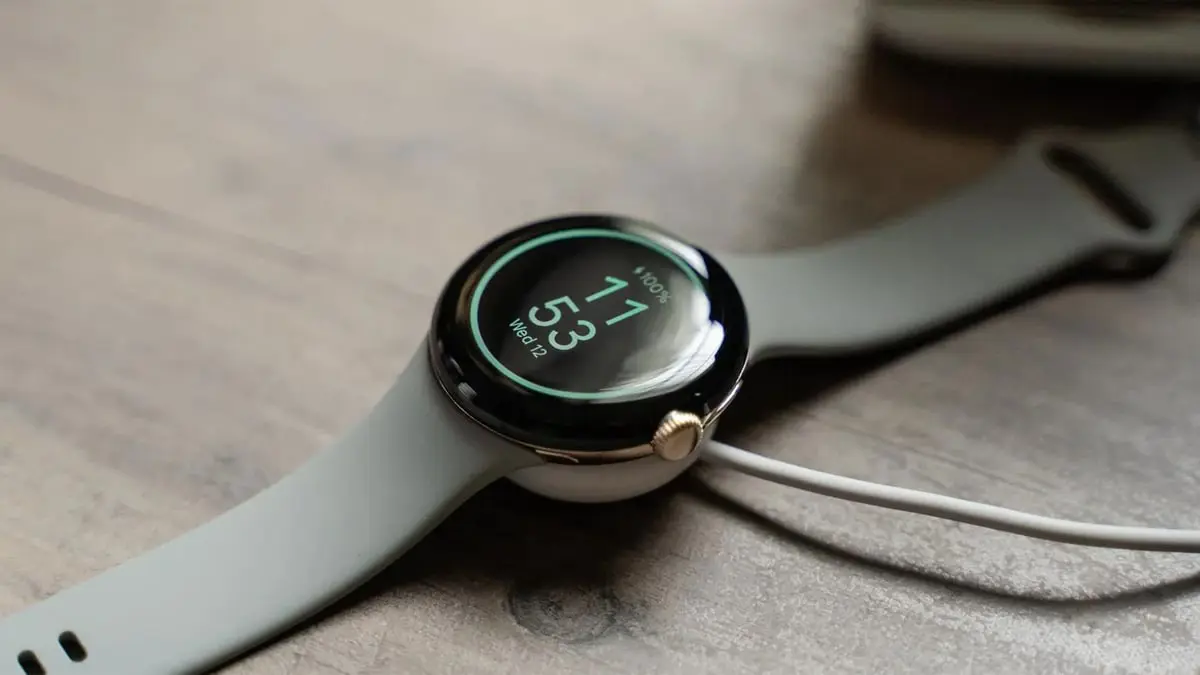 غوغل تحرم مستخدمي ساعتها "بيكسل ووتش" من استخدام الشواحن اللاسلكية