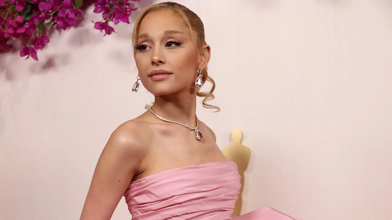 أريانا غراندي تتعرض لهجوم على السجادة الحمراء في سنغافورة (فيديو)