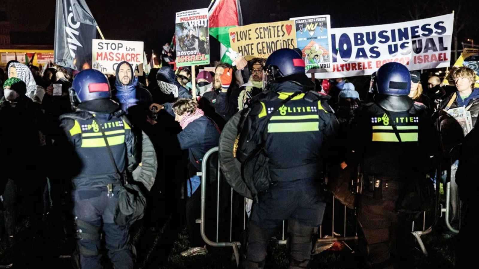 الشرطة الهولندية أمام المتظاهرين في أمستردام