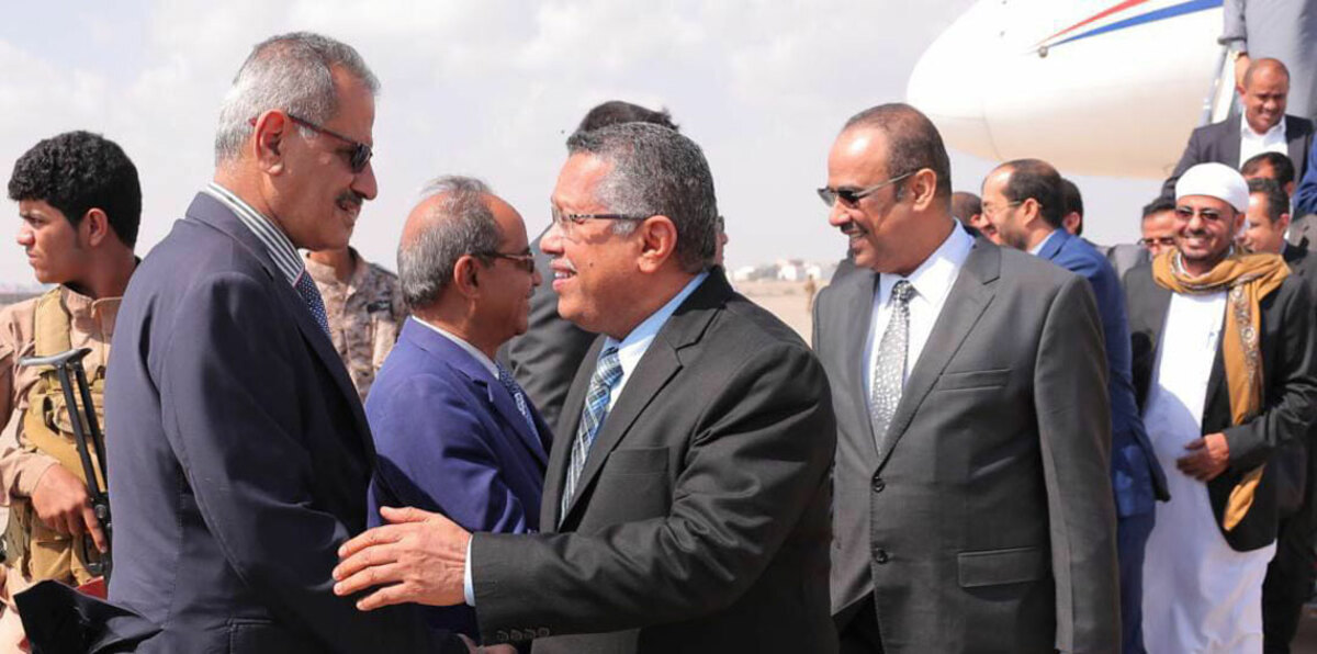 رئيس الحكومة اليمنية وعدد من الوزراء يصلون عدن (صور)