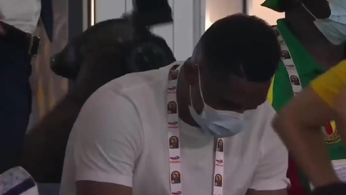 شاهد رد فعل صامويل إيتو بعد خسارة الكاميرون أمام مصر (فيديو وصور)