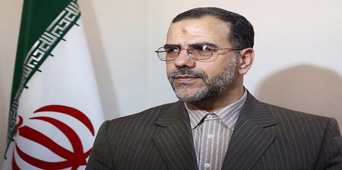 غضباً من تهميشهم.. محتجون يعتدون بالحجارة على مساعد الرئيس الإيراني حسن روحاني (فيديو)