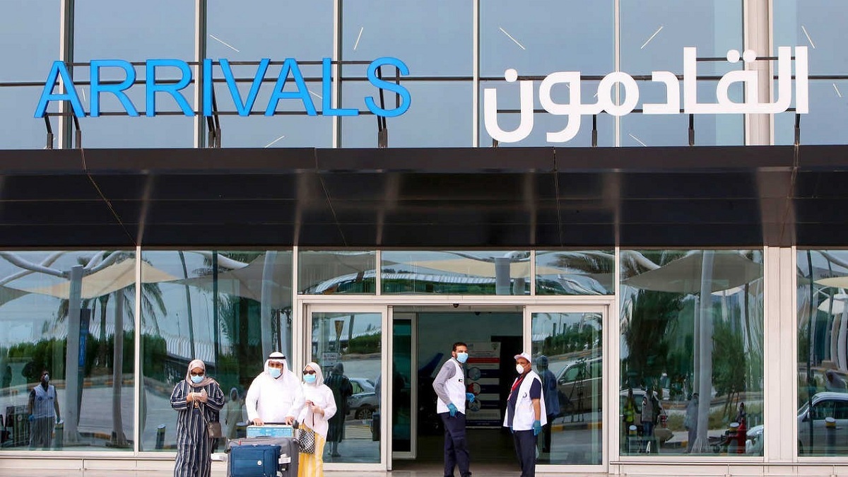 الكويت تغلق المنافذ البرية والبحرية وتمنع ارتياد المطاعم والمقاهي