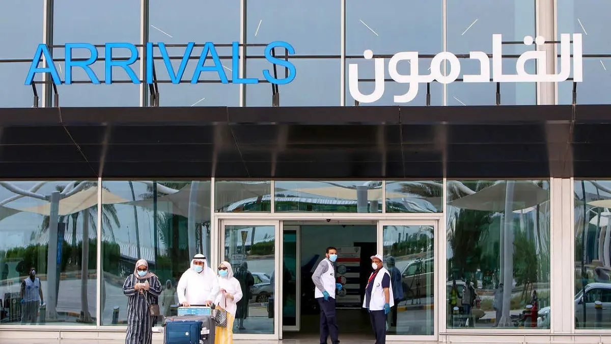 الكويت تغلق المنافذ البرية والبحرية وتمنع ارتياد المطاعم والمقاهي