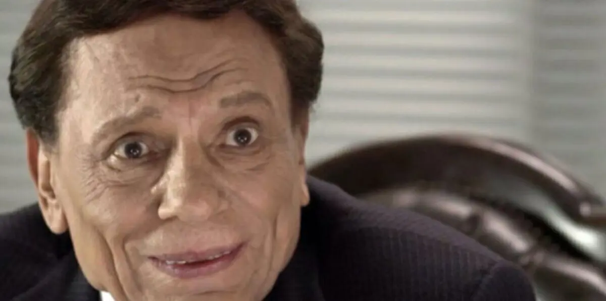 الزعيم عادل إمام يحيي جمهوره السعودي قبل إطلالته الدرامية الأولى عليهم (صورة)