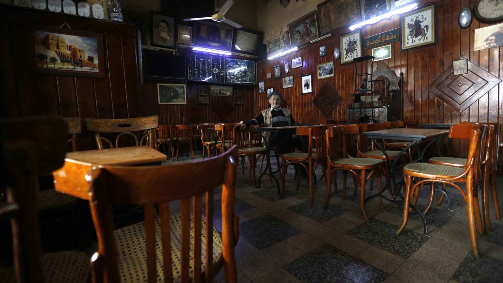 مقاهي دمشق خالية.. والمثقفون يريدون الهجرة للريف