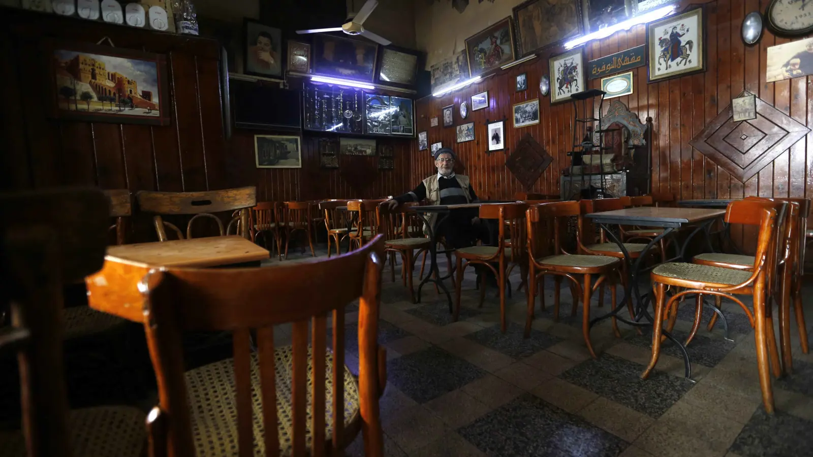 مقاهي دمشق خالية.. والمثقفون يريدون الهجرة للريف