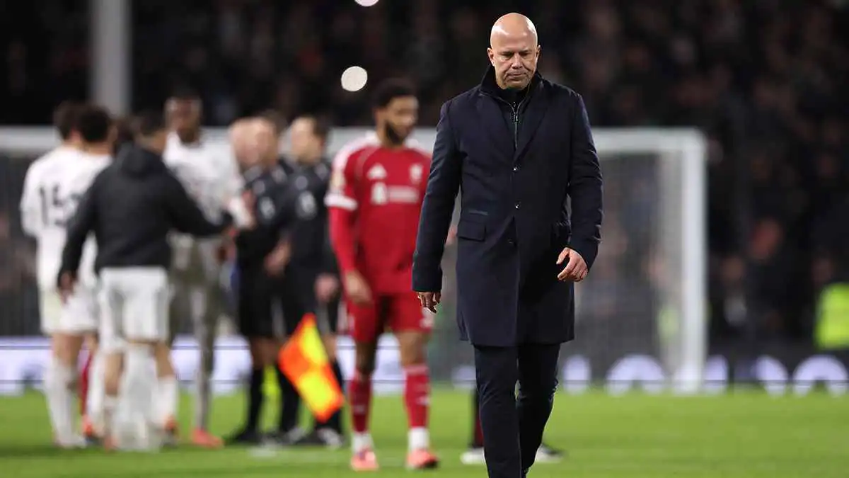 حان وقت الإقالة.. جماهير ليفربول تطالب بطرد سلوت فورا