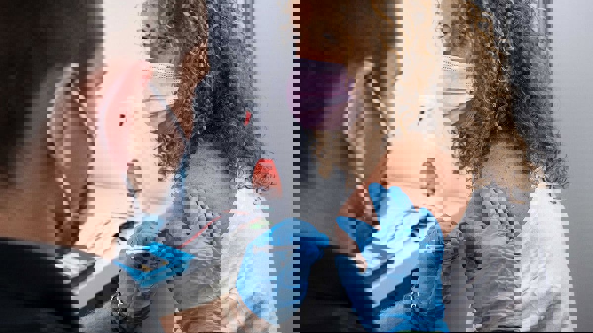 خبراء أمريكيون يعاينون أعراضا في القلب لدى شباب تلقوا لقاح كورونا