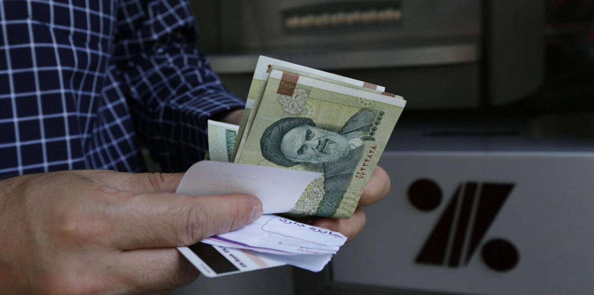 إيران تعتقل 147 تاجرًا يبيعون العملات الأجنبية في طهران