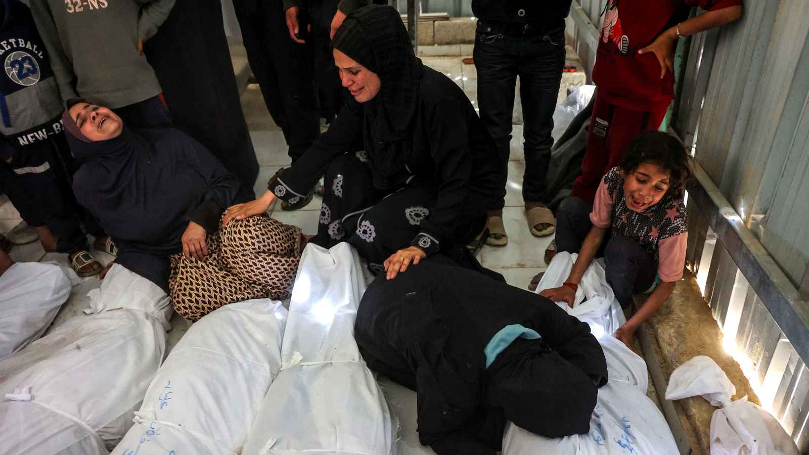 عشرات الضحايا بقصف إسرائيلي استهدف مدرسة في غزة (فيديو وصور)