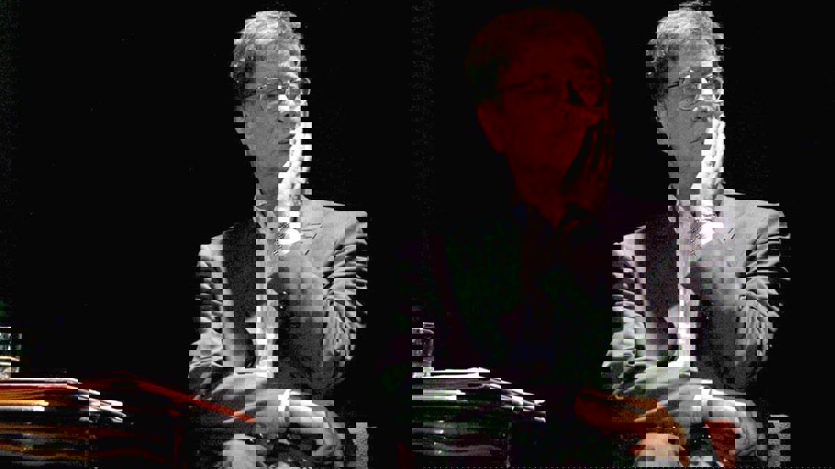 "قنبلة أخلاقية"... هل كان لمحمود درويش بنت غير شرعية؟