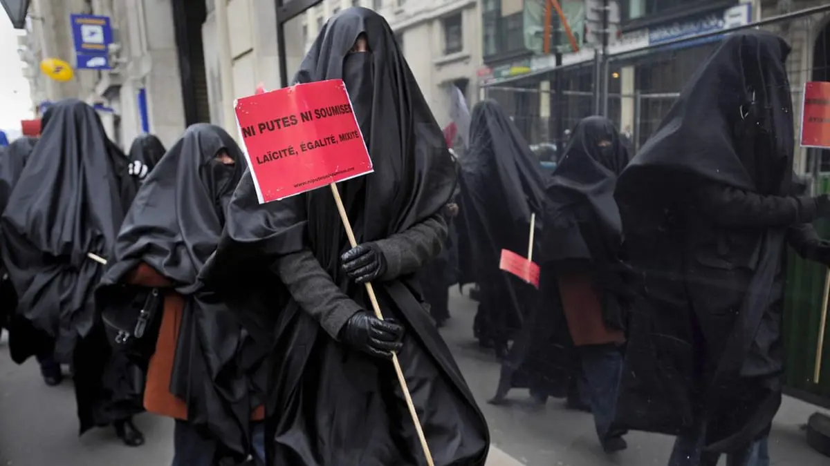 غارديان: هل يجب على بريطانيا فرض حظر شامل على النقاب