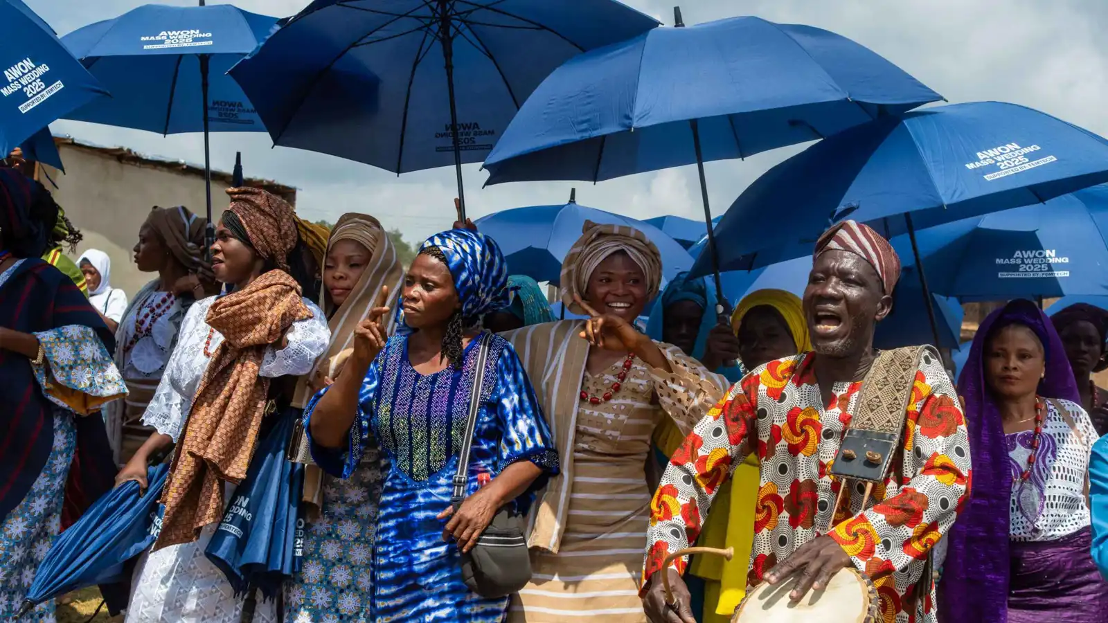 نيجيريا.. زفاف جماعي بتقاليد غريبة يخطف الأنظار