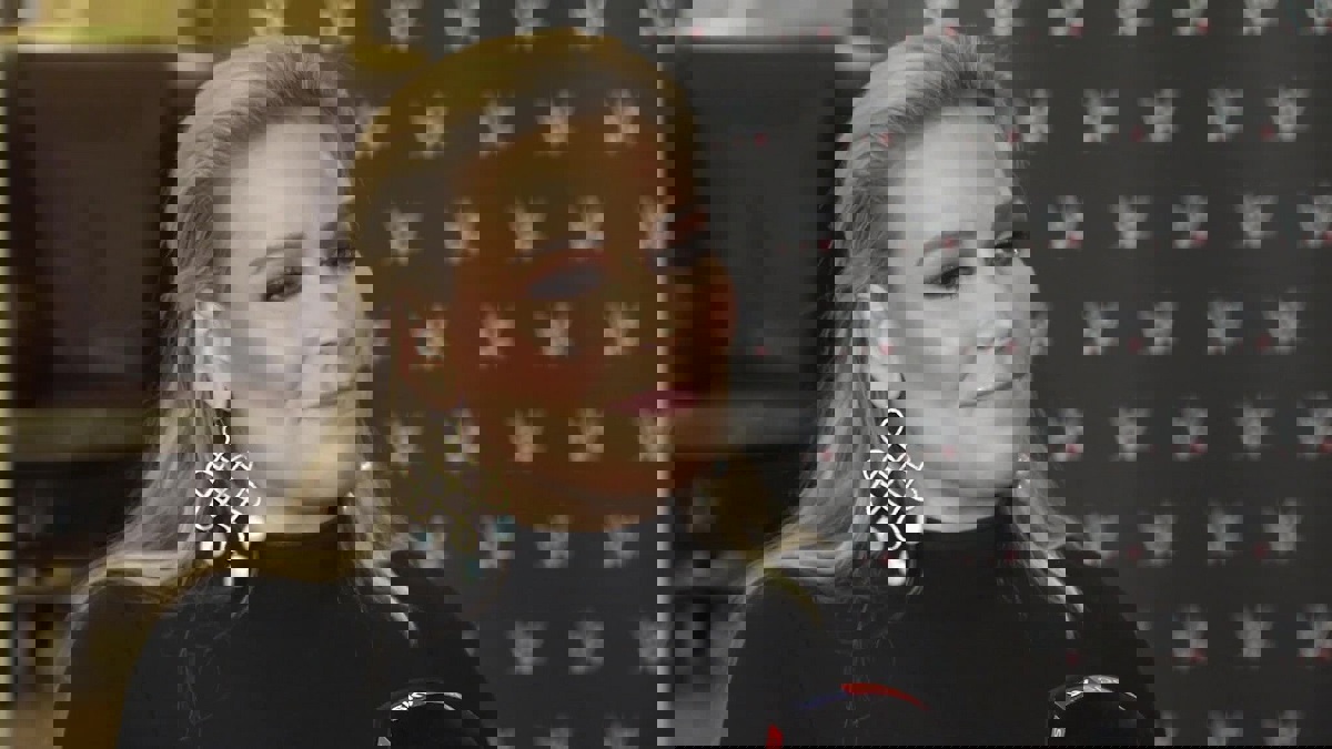 WWE كراون جول: إلقاء زجاجة مياه على نتاليا قبل دخولها للحلبة (شاهد)