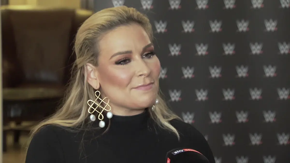 WWE كراون جول: إلقاء زجاجة مياه على نتاليا قبل دخولها للحلبة (شاهد)