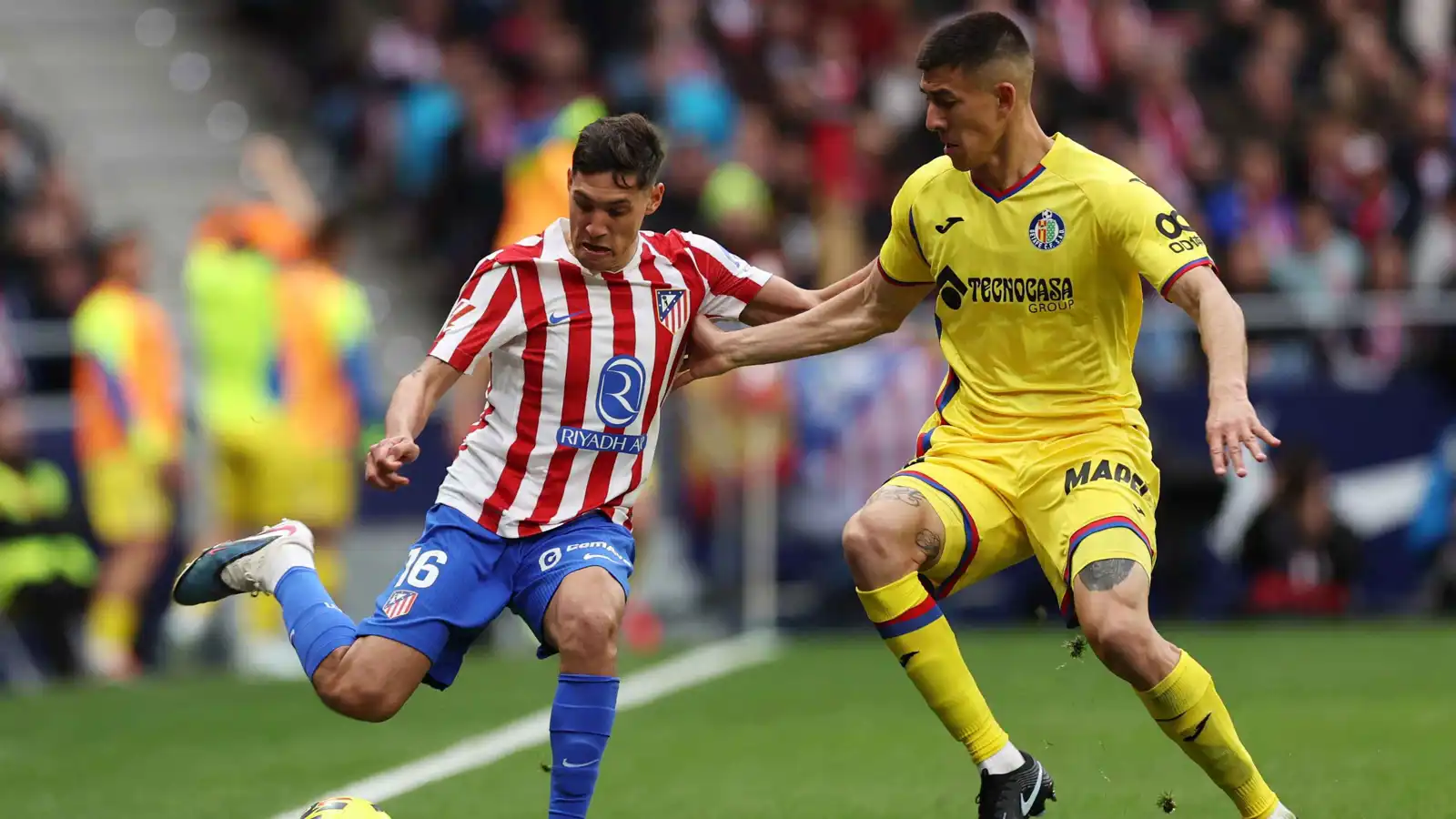 سبب وصول لاعبي أتلتيكو مدريد لملعب مباراة خيتافي على سيارات قديمة (فيديو)