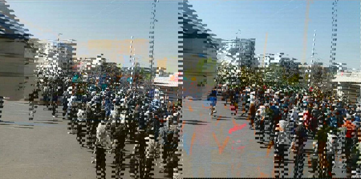 بالصور.. الشرطة الإيرانية تعتقل مستثمرين حاولوا التظاهر أمام مكتب خامنئي