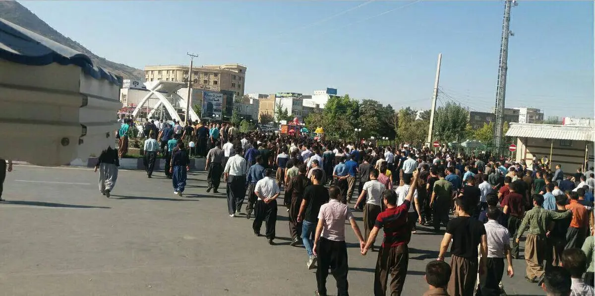 بالصور.. الشرطة الإيرانية تعتقل مستثمرين حاولوا التظاهر أمام مكتب خامنئي