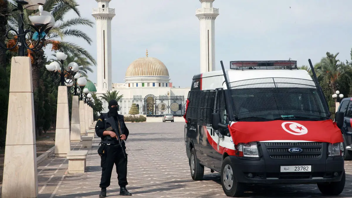 مجهولون يعتدون على إمام مسجد في تونس طعنًا بالسكاكين