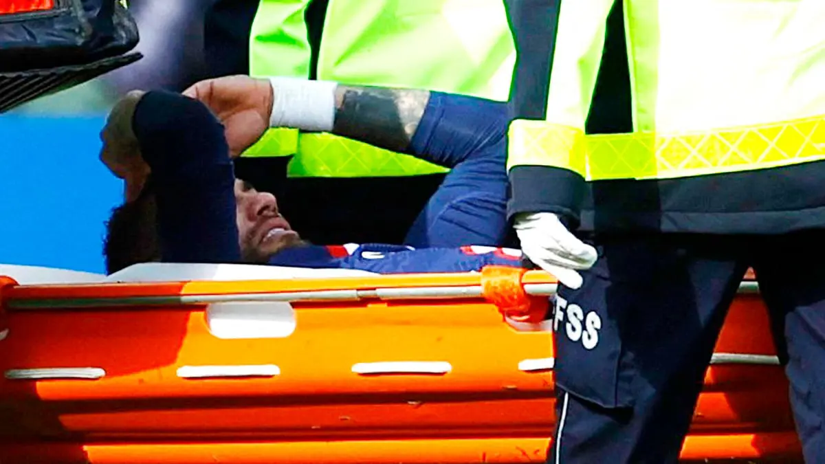 لحظة إصابة نيمار القوية في كاحله أمام ليل وخروجه على نقالة (فيديو)