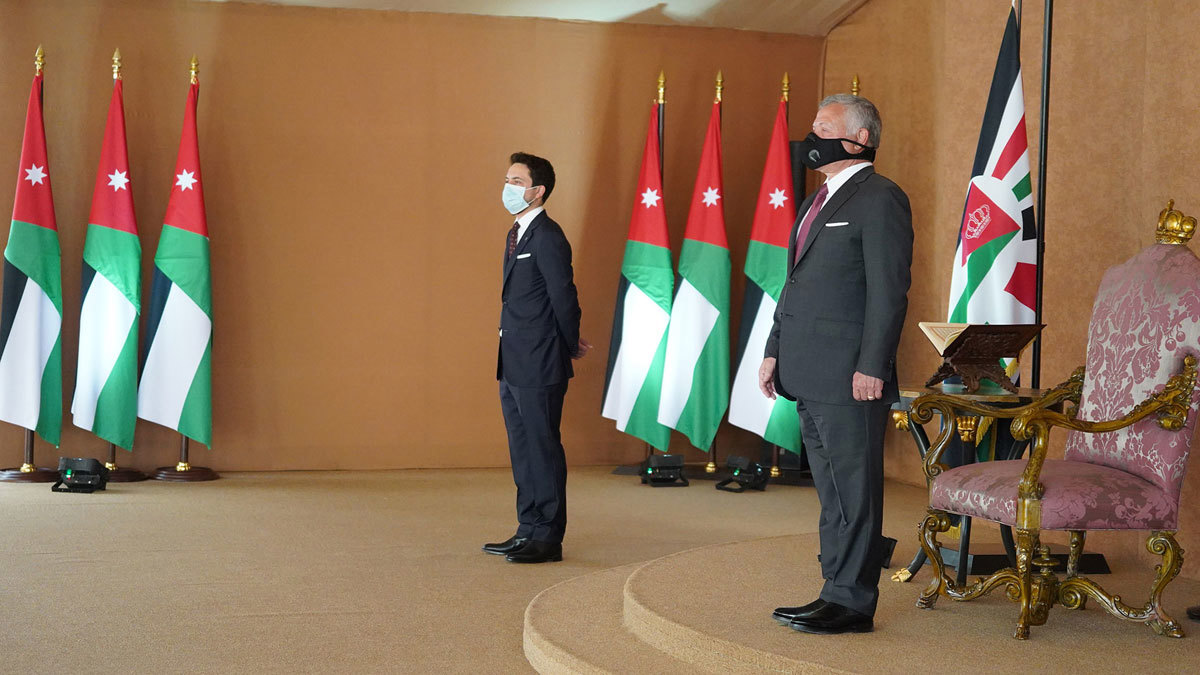 بينهم 3 نساء ومصاب بكورونا.. الحكومة الأردنية الجديدة تؤدي اليمين الدستورية