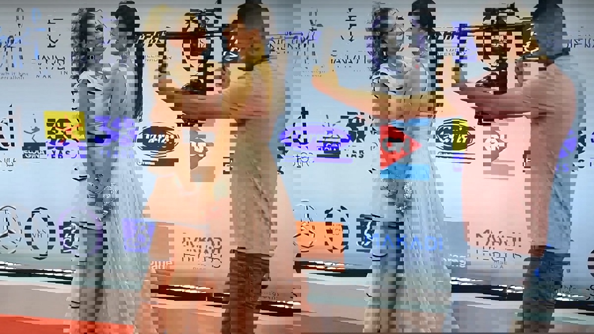 هل حاولت هنا شيحة تقبيل شقيقتها حلا في فمها بمهرجان الجونة؟ (فيديو)