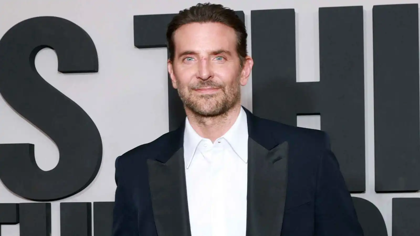 برادلي كوبر يتحدث عن الجدل حول تغيّر ملامحه في ظهور إعلامي نادر