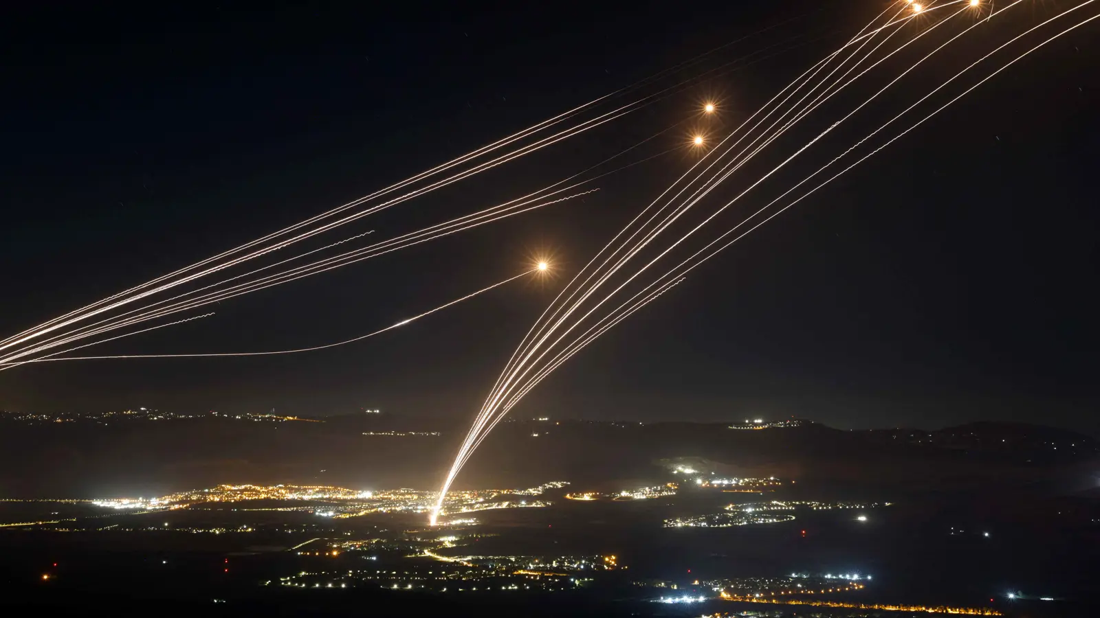 "المطلة" الإسرائيلية.. حرائق وأضرار بمنازل جراء صواريخ "حزب الله" (فيديو)