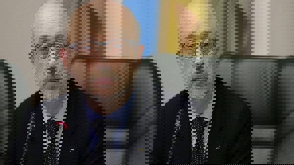 وسط الأزمة مع روسيا.. إصابة وزير الدفاع الأوكراني بفيروس كورونا